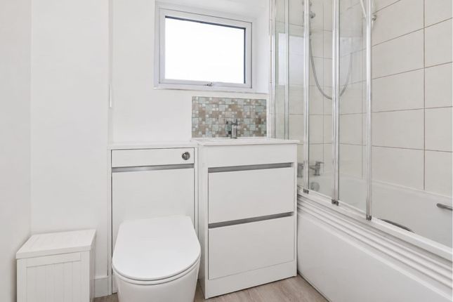 40, Bader Gardens, Slough photo 4