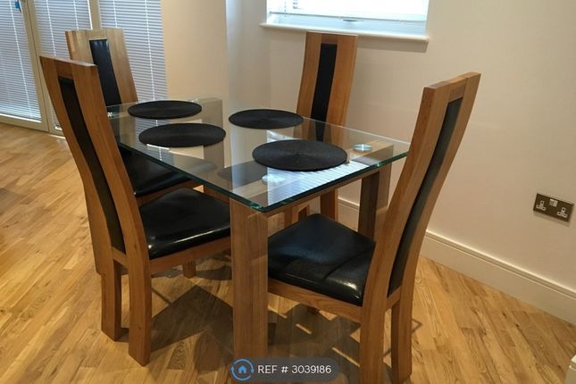 Flat, Admirals Tower Dowells Street, London photo 5