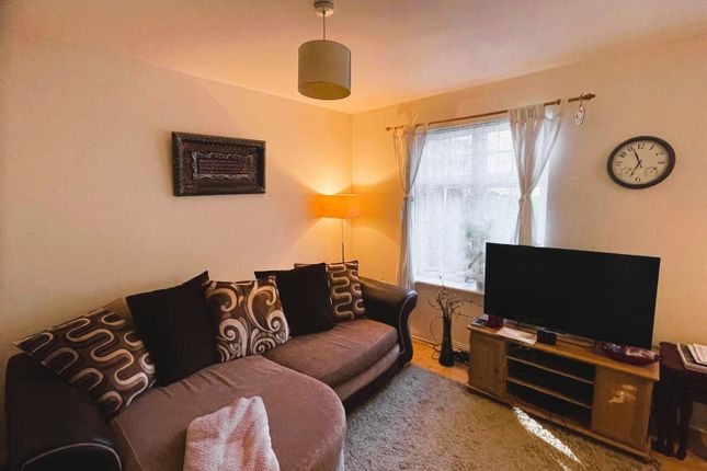 15, Nursery Gardens, Hounslow photo 2