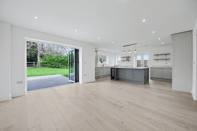 Serenity, Trampers Lane, Fareham photo 2