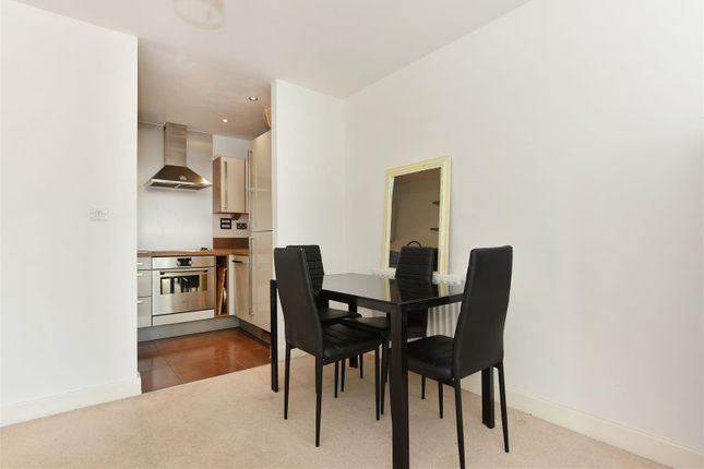 Flat to rent in Proton Tower, Blackwall Way