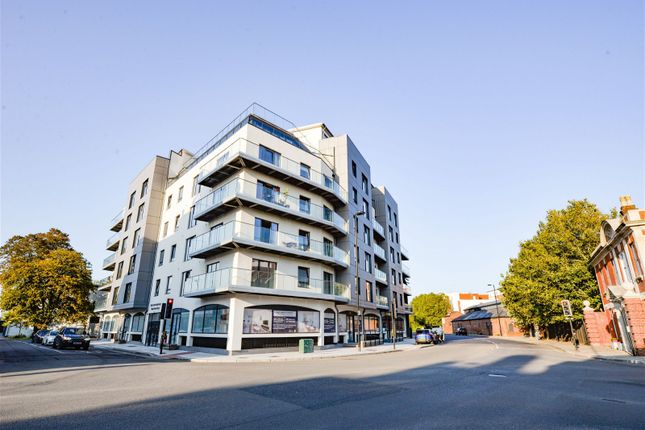 Flat to rent in Royal Crescent Apartments, 1 Royal Crescent Road, Southampton