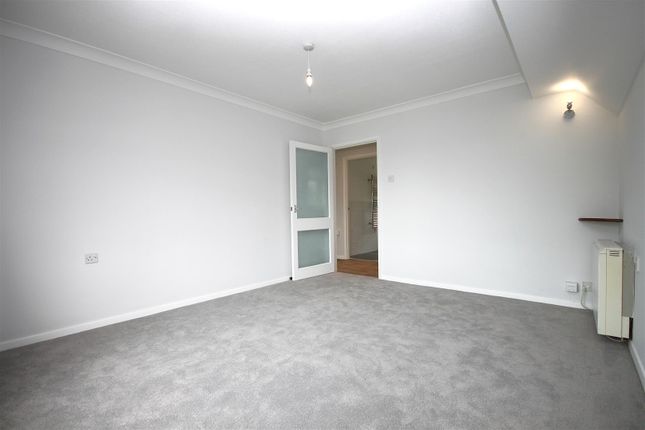 14, Cressall Mead, Surrey photo 3