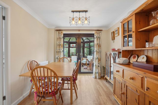 19 Stow Avenue, Witney photo 4