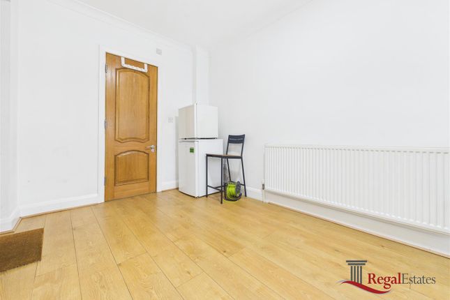 Room 4, 6, Columbia Avenue, Edgware photo 3