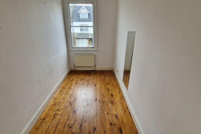 Flat to rent in Myddleton Road, London