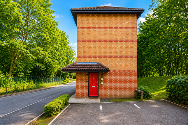 Falcon Way, Watford photo 2