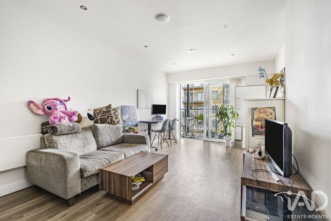 1-bed flat on Flat Flat 76, 14, Aerodrome Road, London, £295,000
