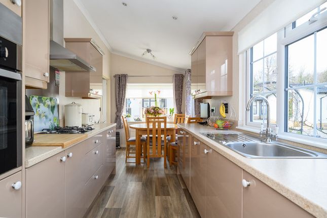 2 Nightingale Rise, Weybridge Park Estate, Addlestone photo 2