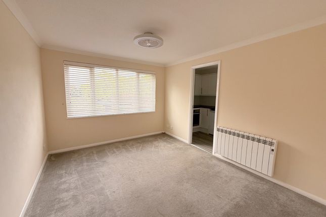 53 Hallington Close, Goldworth Park, Woking photo 3