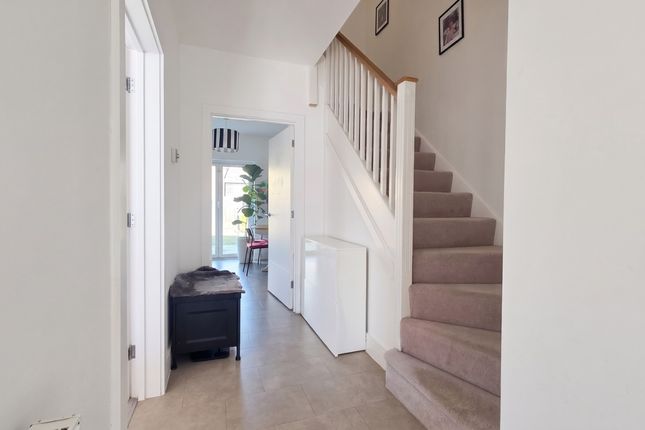 59, Stirling Close, Crowthorne photo 2