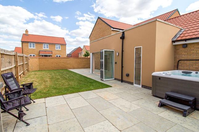 2 Mossop Close, Deeping St James photo 2