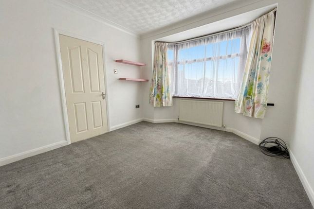 12 Estoril Avenue, Wigston photo 3