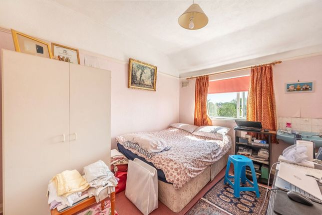18, Russell Road, Harrow photo 3
