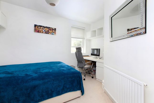 Flat to rent in Macaulay Road, Clapham, London