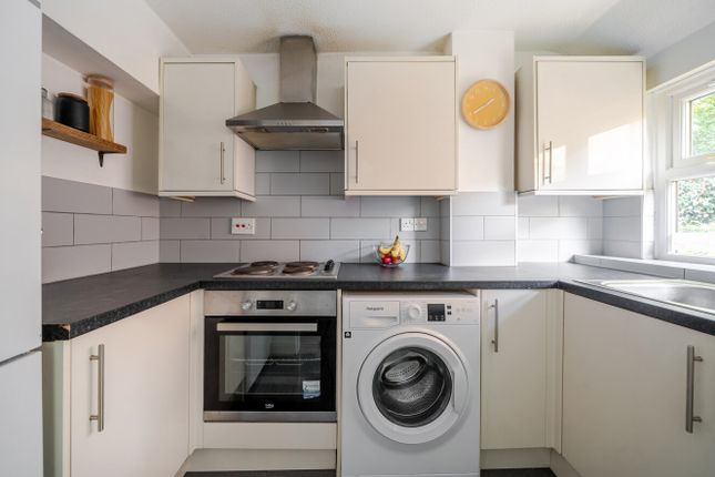 16, Grovelands Close, London photo 4