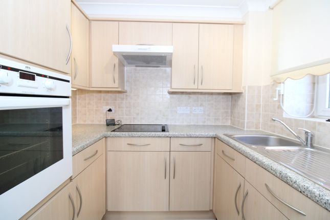 Pinetree Court, Danestrete, Stevenage photo 3