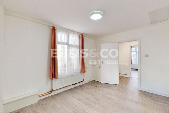 3-bed bungalow on Pinkwell Avenue, Hayes, £2,300/mo