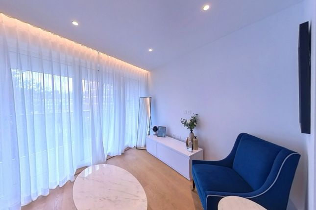 Flat 13, London photo 2