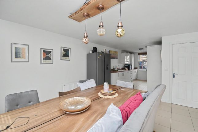27, The Avenue, Corby photo 4