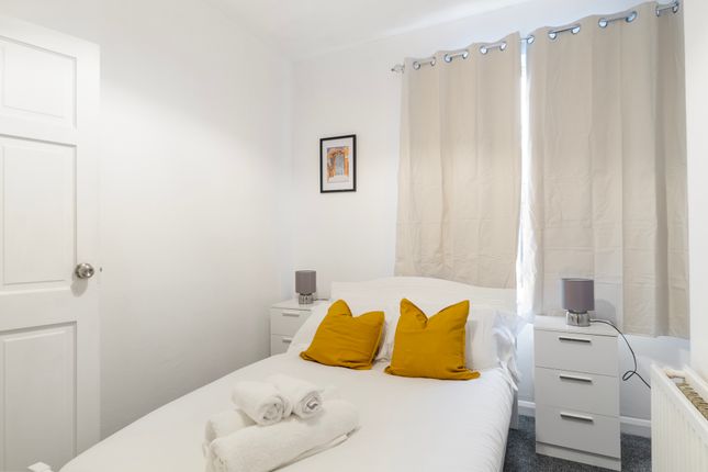 Town house to rent in Keogh Road, London