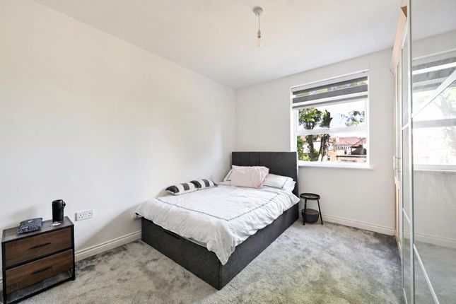 Flat 11, Mayfair Court 76 Stonegrove, London photo 4
