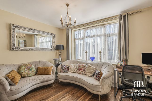 37 Manford Way, Chigwell photo 3