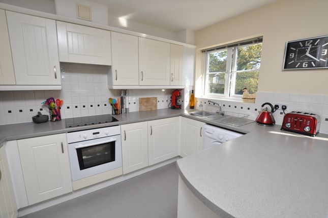 22, School Meadow, Surrey photo 2