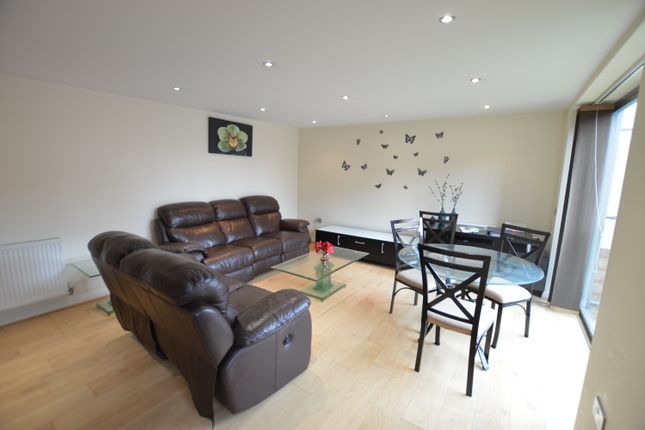 Thumbnail Flat to rent in The Crescent, Maidenhead, Berkshire