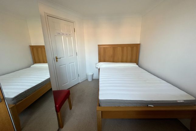 Room 5, 27, Aspen Grove, Aldershot photo 2