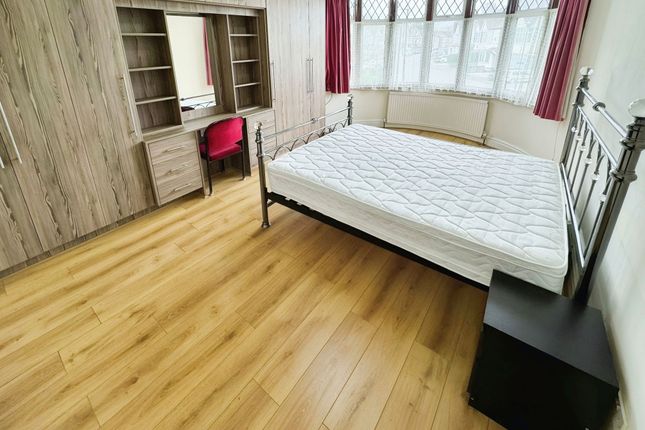 22a Welldon Crescent, Harrow photo 5