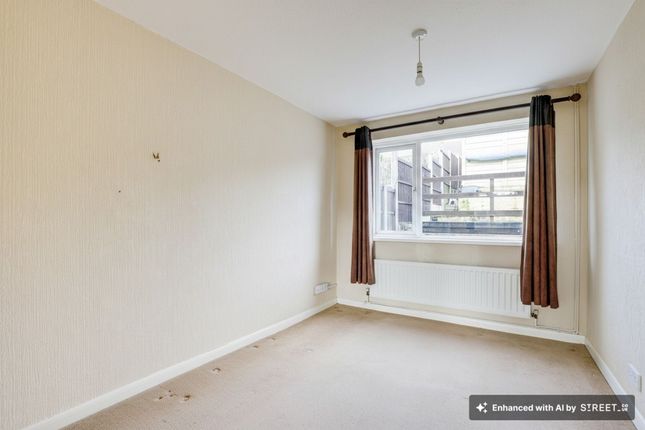 16 Bradman Gardens, Nottingham photo 3