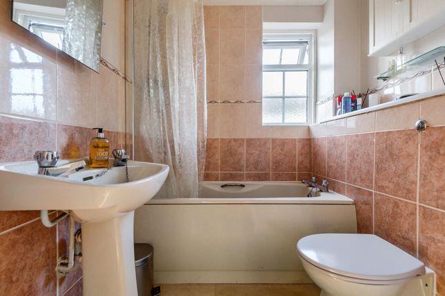 Flat for sale in New Haw, Surrey