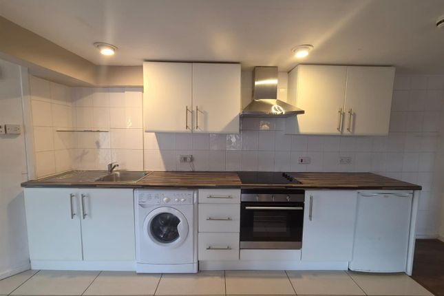 Flat 10, 17, Pine Court, Southport photo 3