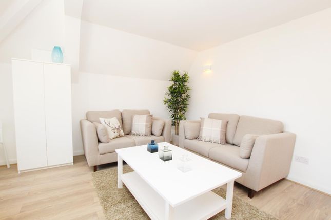 Flat C 8, Gleneldon Road, London photo 4