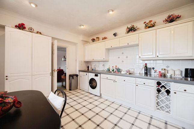 Flat 15 St. Catherines Court, 390, Sea Front, Hampshire photo 3