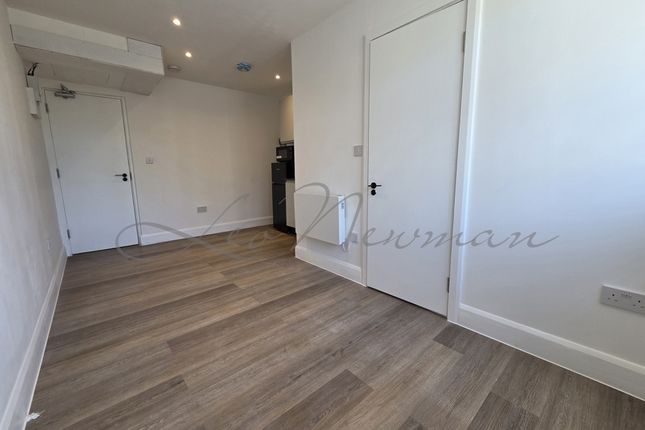 Flat 2, Room1 328, Kilburn High Road, London photo 2