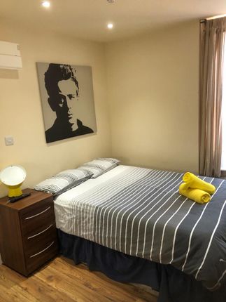 Studio to rent in High Road, Willesden Green