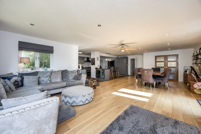 52 Bridgelands, Copthorne, Crawley photo 3