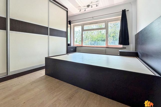 25 Darvell Drive, Chesham photo 3