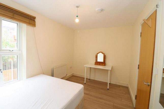 Room to rent in Franklin Place, London