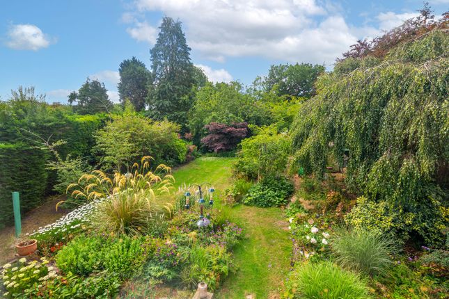 26 Windmill Way, Reigate photo 2