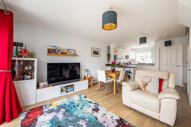 2, Reeves Crescent, Horley photo 3