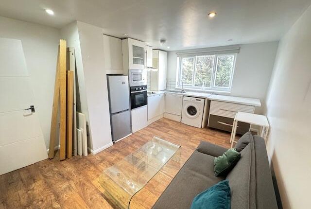 Thumbnail Flat to rent in Vartry Road, London