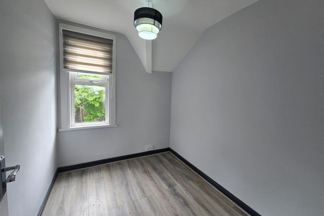 44, Woodside Green, London photo 4
