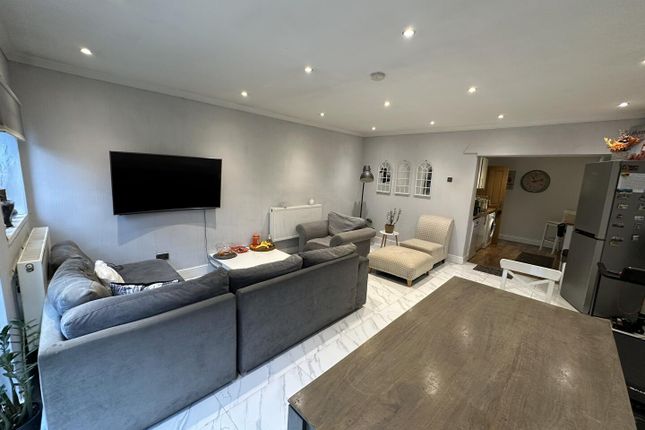 45, Fern Lane, Hounslow photo 4