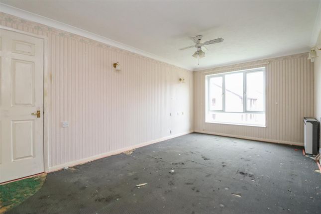 36, Chesterton Court, Horsham photo 4