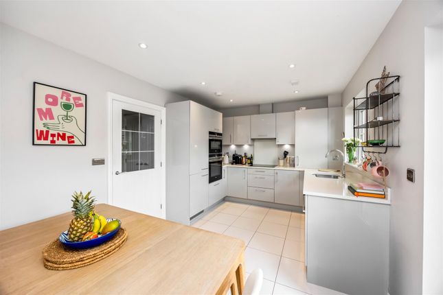 2, Monks Meadow, Haywards Heath photo 4