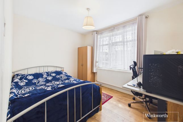 17a, Oak Tree Dell, London photo 4