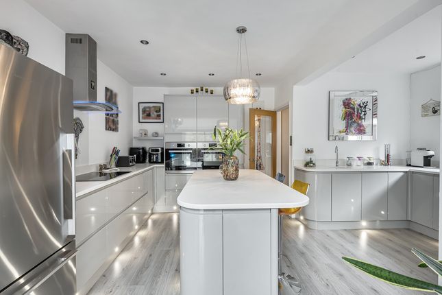 3 Barnett Close, Leatherhead photo 4